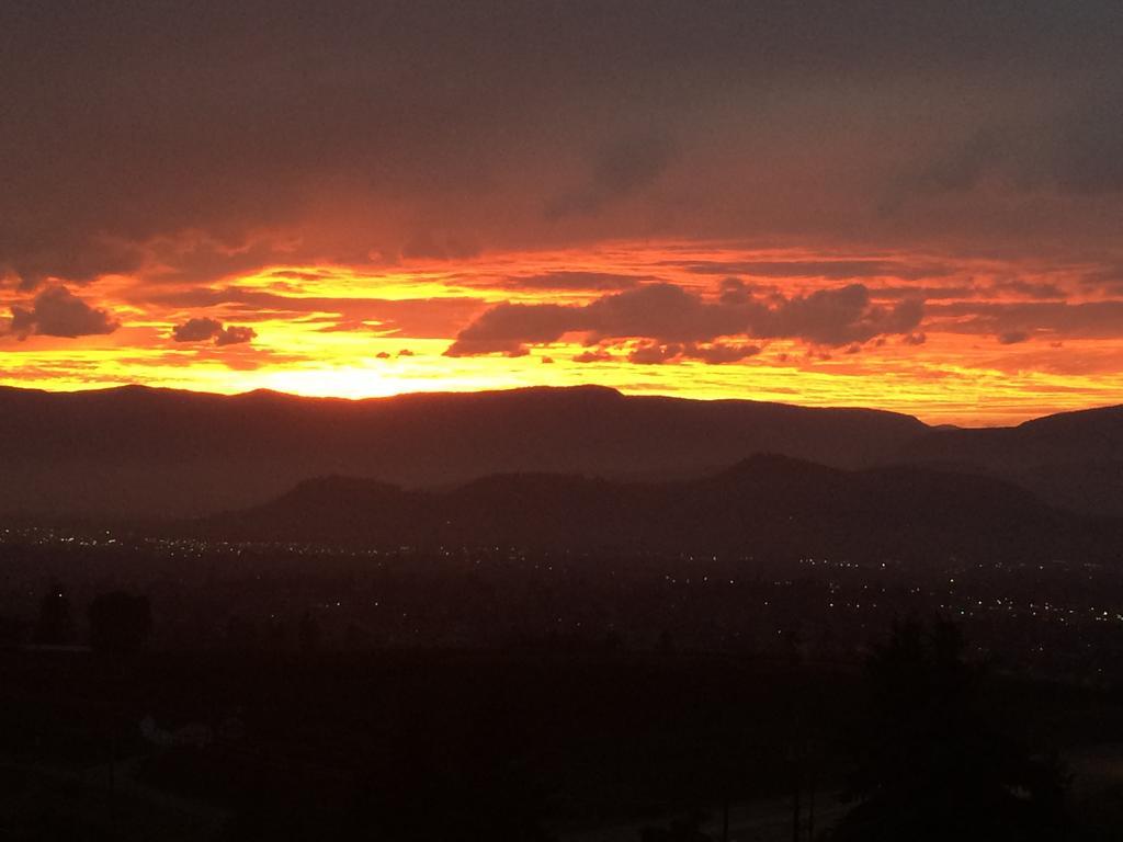 Acker Vacation Rentals Kelowna Eksteriør bilde
