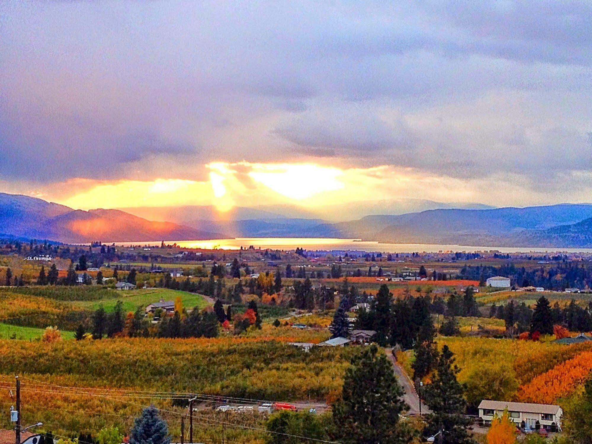 Acker Vacation Rentals Kelowna Eksteriør bilde