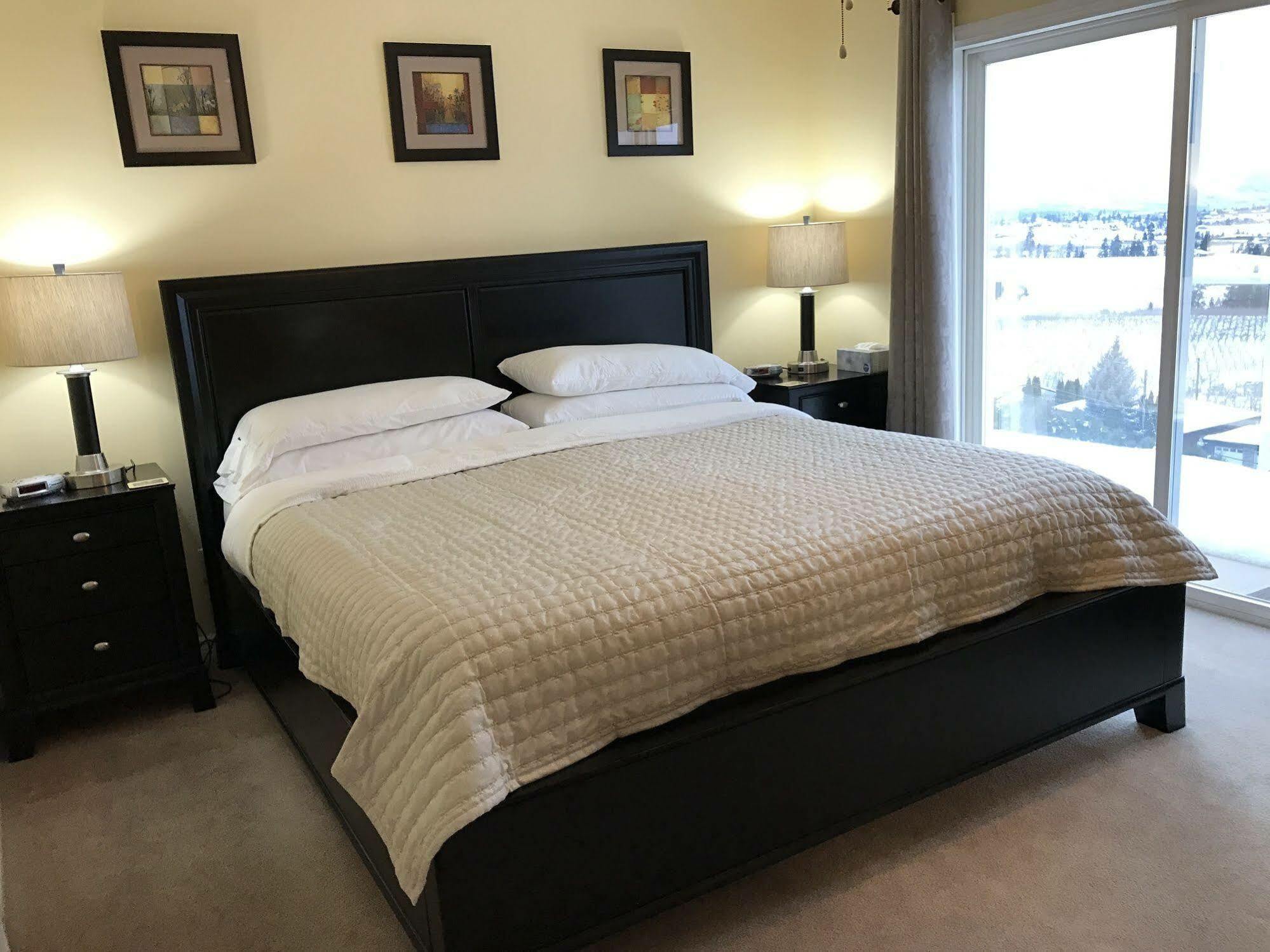 Acker Vacation Rentals Kelowna Eksteriør bilde
