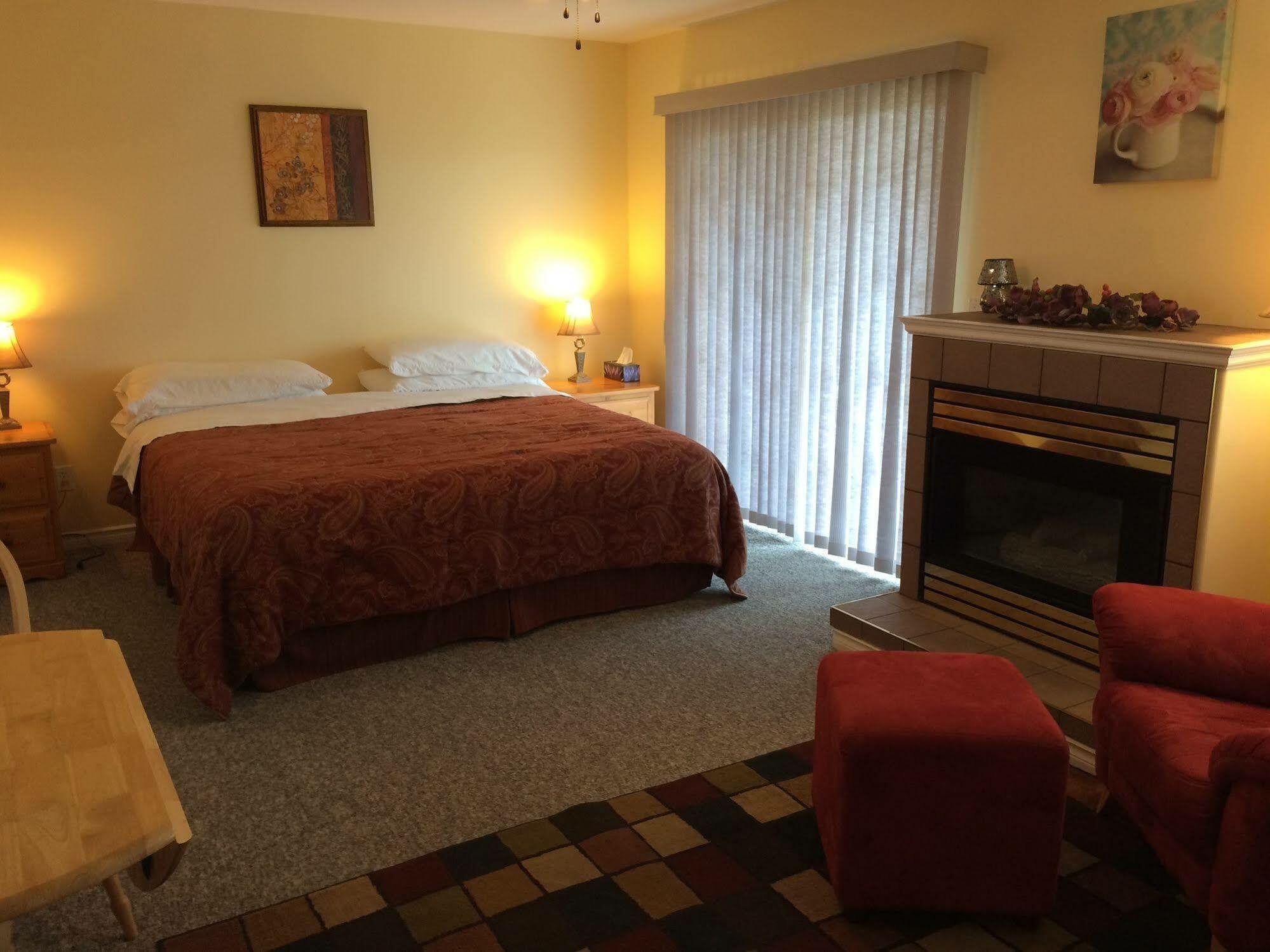 Acker Vacation Rentals Kelowna Eksteriør bilde