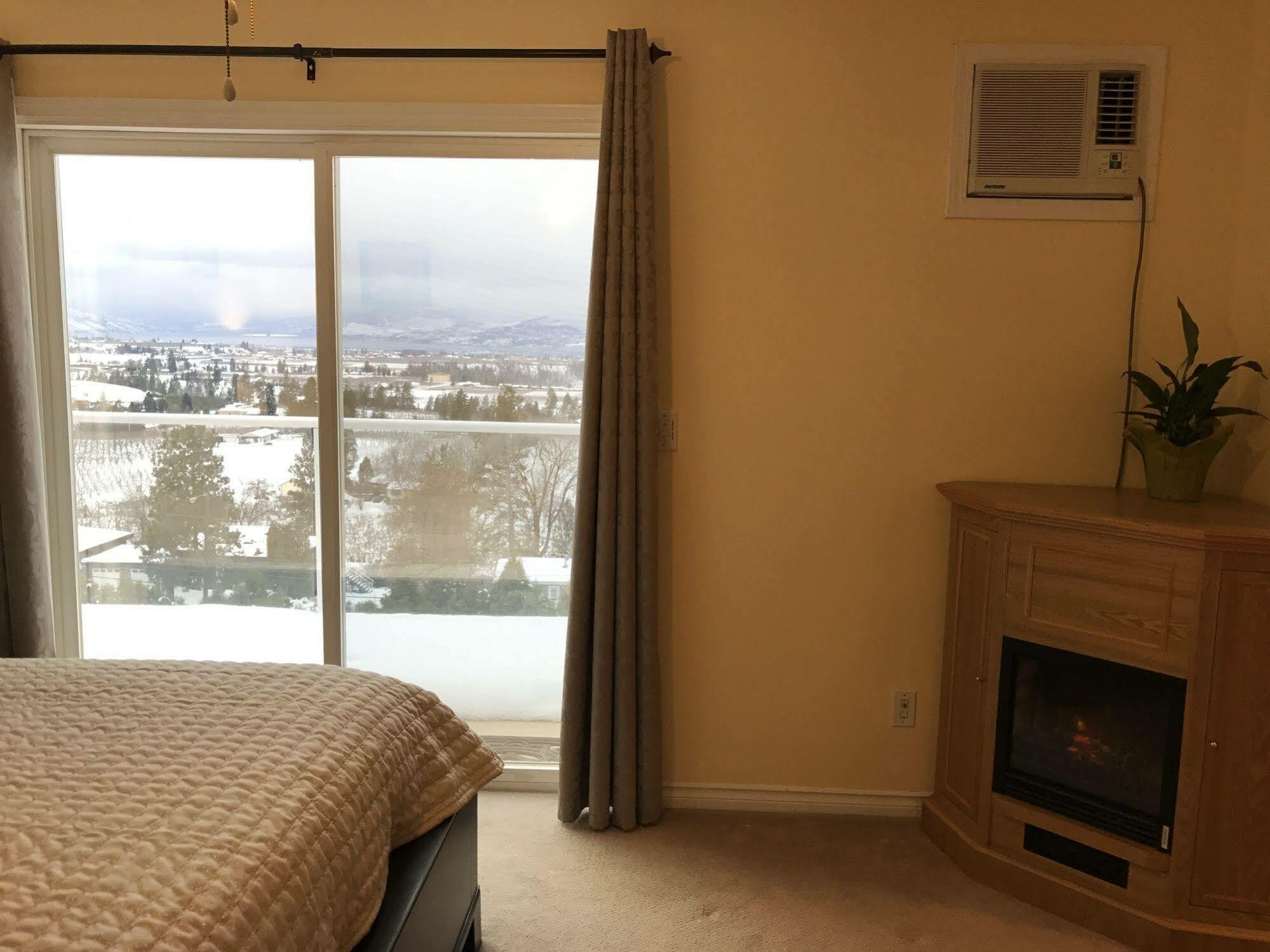 Acker Vacation Rentals Kelowna Eksteriør bilde